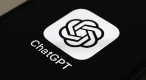 لوجو شات جي بي تي على شاشة هاتف